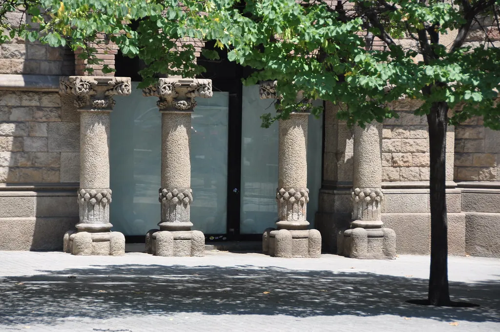 Fachada modernista con columnas de piedra en l'Eixample de Barcelona